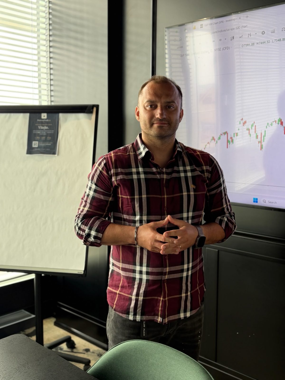 Stanislav Lenděl u flipchartu vysvětluje investiční strategii